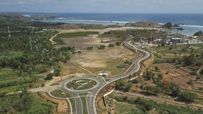 Foto udara gerbang barat kawasan ekonomi khusus (KEK) Mandalika.