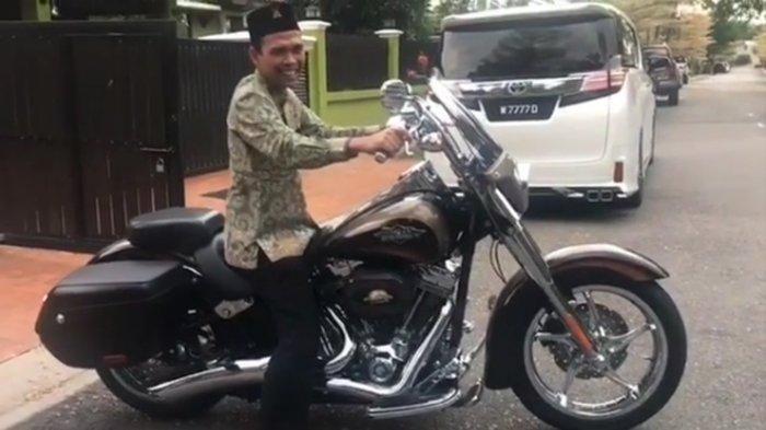 Gagahnya penampilan Ustadz Abdul Somad naiki Harley Davidson saat dakwah di Malaysia, pamerkan senyum sumringah.