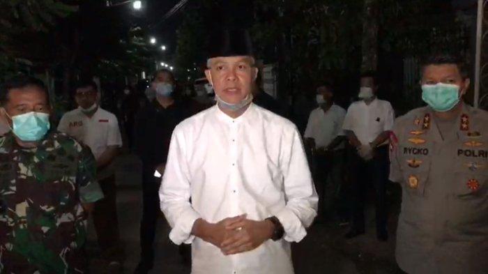 Ganjar Pranowo konferensi pers di kediaman Ibunda Jokowi