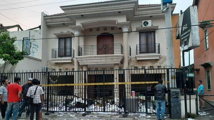 Garis Polisi terpasang di depan kantor PT Bala Manunggal Abadi (BMA)