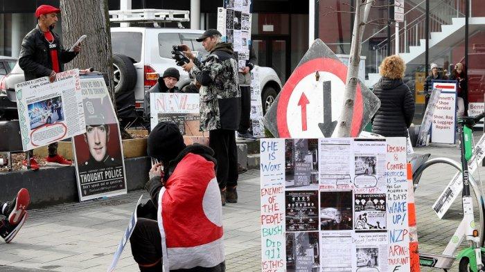FOTO: Terlihat kerumunan kecil massa membawa poster dan spanduk unjuk rasa di depan Gedung Pengadilan Tinggi Christchurch yang sedang menyelenggarakan sidang vonis Brenton Tarrant, yang dimulai Senin (24/8/2020).