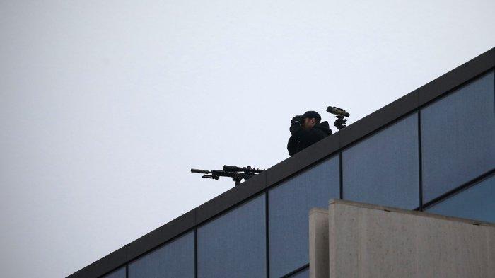 Seorang penembak jitu memantau keadaan sekitar dari atap gedung Pengadilan Tinggi Christchurch mengawal jalannya sidang vonis warga Australia Brenton Tarrant di Christchurch pada 24 Agustus 2020.