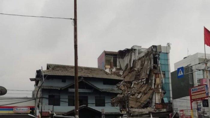 Gedung roboh di slipi 4