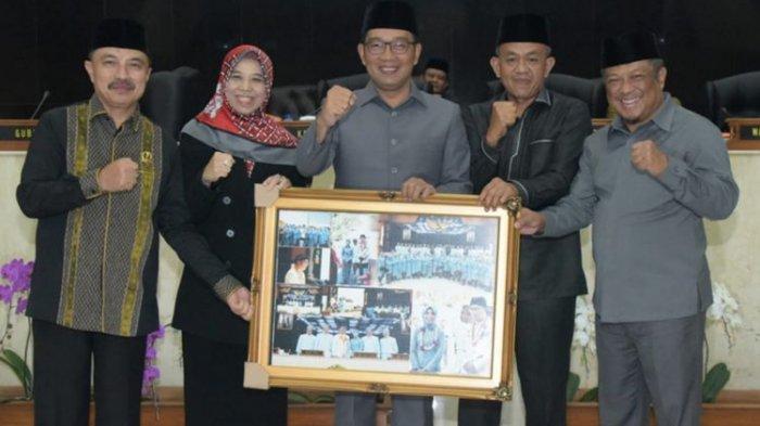Gubernur Jawa Barat Ridwan Kamil saat Rapat Paripurna DPRD