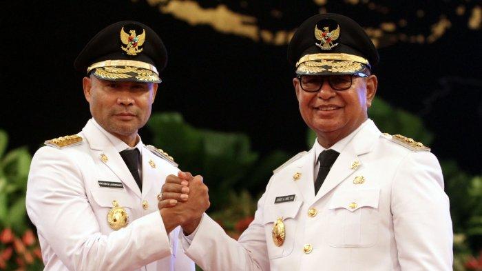 Gubernur Nusa Tenggara Timur Viktor Bungtilu Laiskodat (kiri) bersama Wakilnya