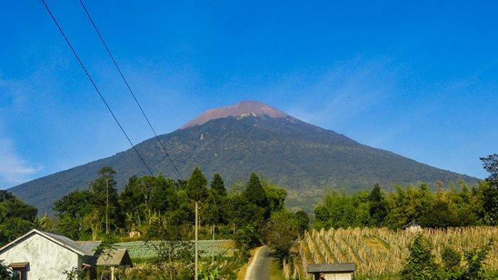 Gunung Slamet dengan Ketinggian 3.428 mdpl