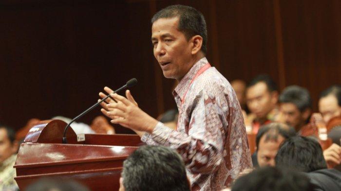 Guru Besar Ilmu Hukum Tata Negara Universitas Andalas Padang (UNAND), Saldi Isra sedang mengeluarkan pendapatnya dalam perselisihan hasil pemilhan umum (PHPU) di Mahkamah Konstitusi, Jalan Medan Merdeka, Jakarta Pusat, Senin (11/8/2014). 12 saksi ahli saling mengeluarkan pendapatnya dari pihak Prabowo-hatta, Jokowi- JK dan KPU.