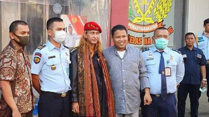 Habib Bahar bin Smith saat keluar dari Lembaga Permasyarakatan 1
