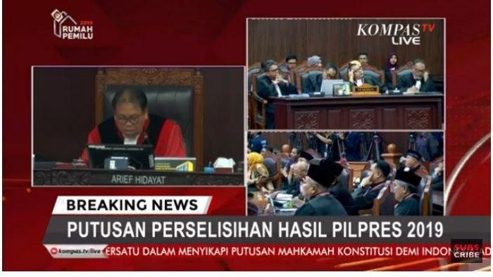 Hakim Mahkamah Konstitusi Arief Hidayat saat membacakan putusan