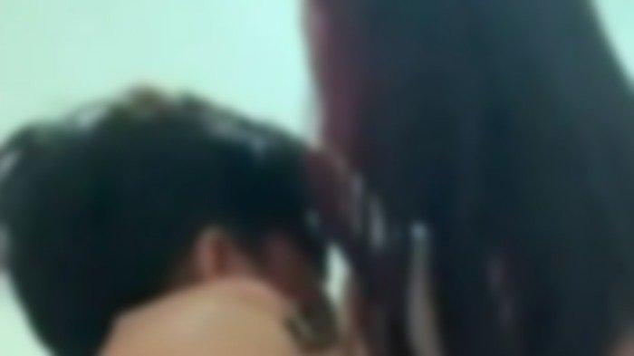 Beredar video syur sepasang pria dan wanita beradegan tak senonoh diduga karyawati swasta di Kota Kendari, Provinsi Sulawesi Tenggara (Sultra). Video syur berdurasi 2 menit 27 detik tersebut beredar luas secara berantai melalui media sosial (medsos), salah satunya WhatsApp Messenger Group atau WAG, hingga Senin (08/05/2023).