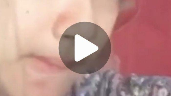 Video Syakirah viral full 5 menit 5 detik dan 2 menit 19 detik di Twitter, TikTok, Yandex Ru, hingga link video tersebut masih saja beredar luas dan diburu warganet. Link video viral dengan sosok pemeran wanita diduga Syakirah full tersebut menyertai unggahan berbagai akun media sosial (medsos) hingga Rabu (26/04/2023).