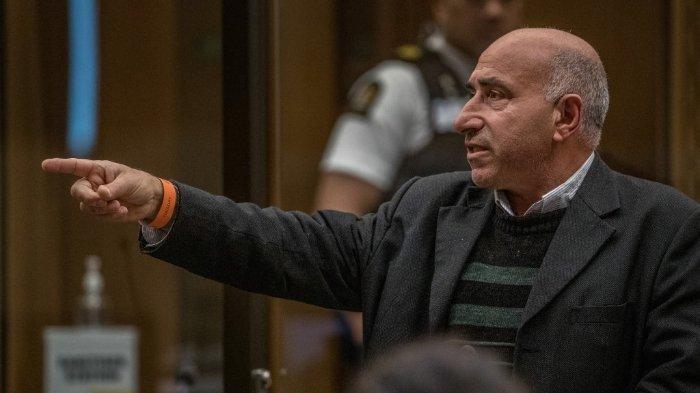 FOTO: Diambil pada 25 Agustus 2020, menunjukkan Hazem Mohammed mengacungkan tangan ke arah terdakwa Brenton Tarrant saat memberikan pernyataan dampak korban atas peristiwa penembakan pada 15 Maret 2019. Adapun sidang vonis dilakukan di Pengadilan Tinggi Christchurch, Selandia Baru.