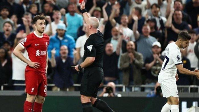 Wasit Simon Hooper memberikan kartu merah kepada penyerang Liverpool, Diogo Jota, pada laga Liga Inggris Tottenham vs Liverpool, Sabtu (30/9/2023).
