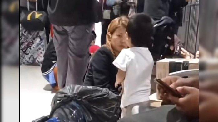 Tampang ibu yang diduga mengamuk, memarahi, hingga menganiaya anaknya di sebuah stasiun kereta.