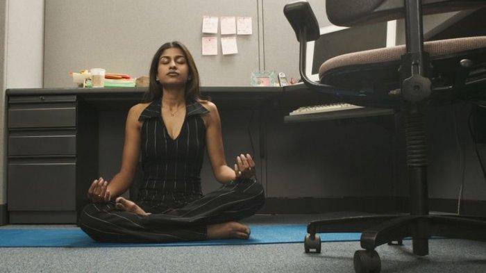 Ilustrasi meditasi di kantor(John Lund/Tiffany Schoepp)