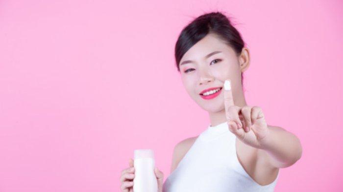 Ilustrasi menggunakan sunscreen.