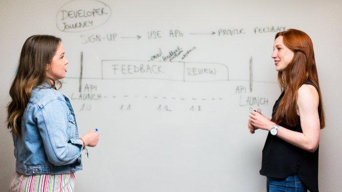 FOTO: Ilustrasi Papan Tulis dan Guru