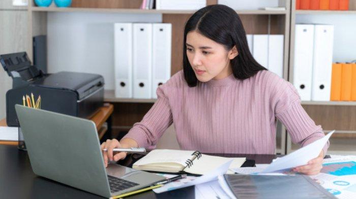 Ilustrasi posisi duduk membungkuk.