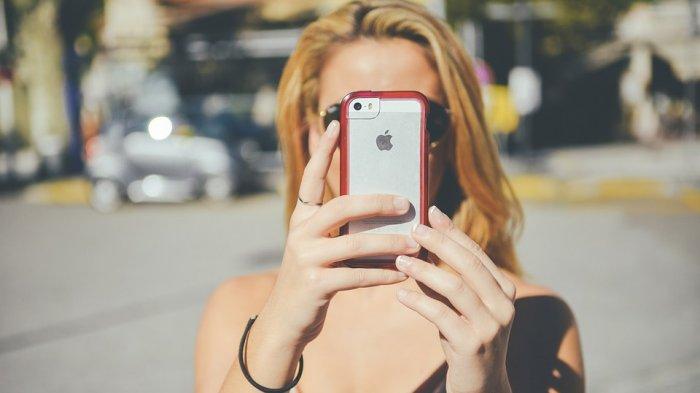 ilustrasi mengakses smartphone