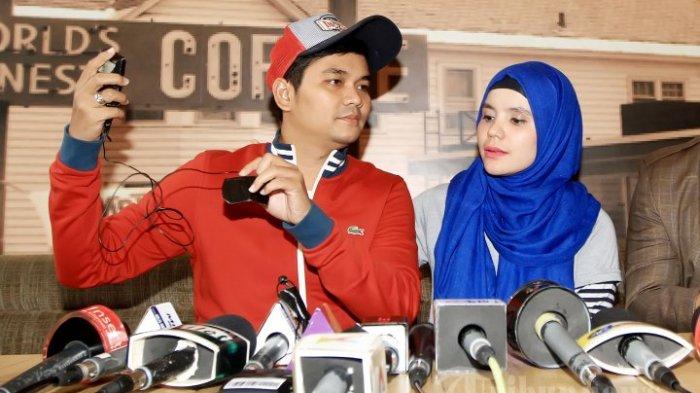 Pasangan selebritis Indra Bekti dan Aldila Jelita saat menggelar konferensi pers terkait pemberitaan dugaan pelecehan seksual yang dilayangkan Lalu Gigih Arsanofa, di kawasan Menteng, Jakarta Selatan, Senin (1/2/2016). Indra Bekti membantah adanya pelecehan seksual dan semua pemberitaan yang beredar.