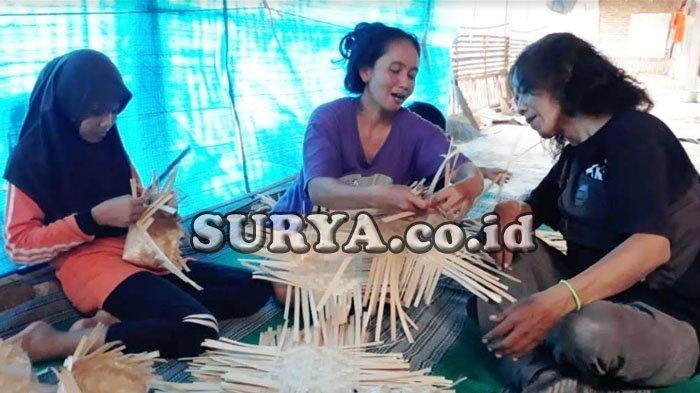 Indriana membuat besek anyaman bambu