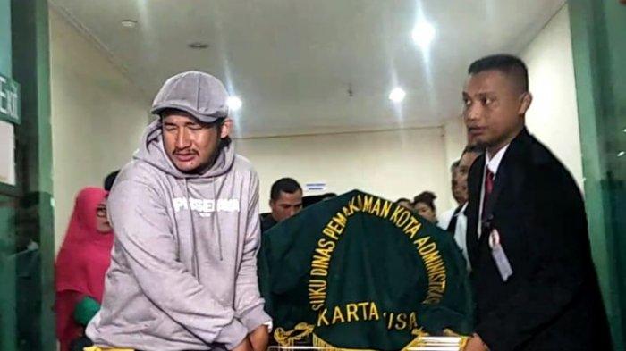 Isa Bajaj (berjaket abu-abu) turut mengangkat keranda berisi jenazah Agung Hercules