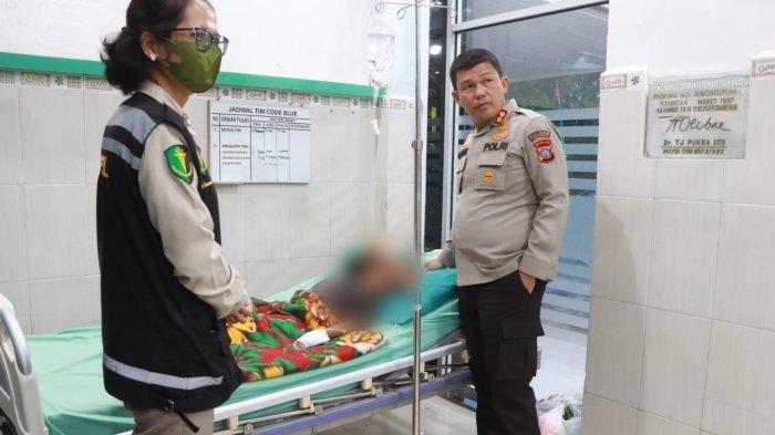 VIRAL Tante Setrika Perut dan Punggung Bocah di Simalungun Gara-gara Habiskan Rambutan
Kapolres Simalungun AKBP Ronald FC Sipayung membawa R, bocah yang disetrika tantenya, ke RS Tentara Pematangsiantar, Jumat (610/2023).