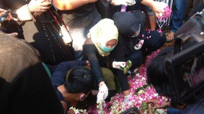 Istri dan Anak Didi Kempot menabur bunga di pusara sang maestro