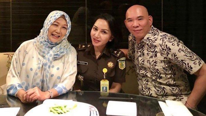 Jaksa Pinangki Sirnamalasari berfoto bersama Anita Kolopaking pengacara Buronan Djoko Tjandra. Pinangki kini dicopot dari jabatannya, Anita jadi tersangka.