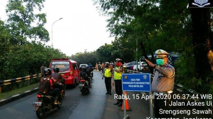 Jalan Akses UI di perbatasan Jakarta Selatan dan Depok, Jawa Barat padat