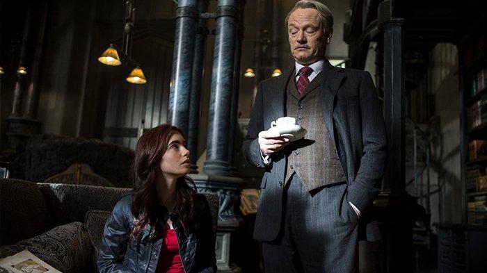 Jared Harris dan Lily Collins dalam The Mortal Instruments: City of Bones (2013)