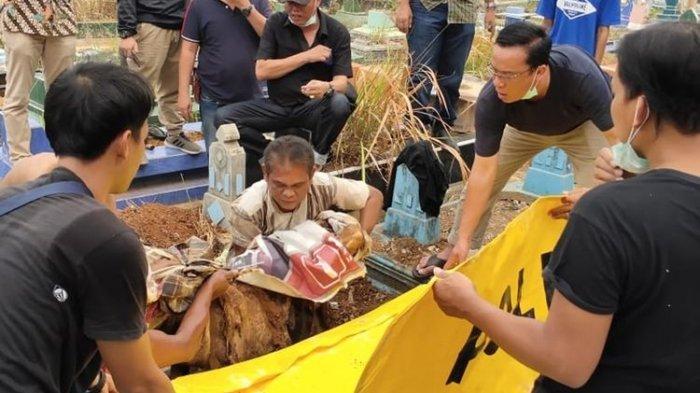 Jenazah Aprianita (50) ketika digali