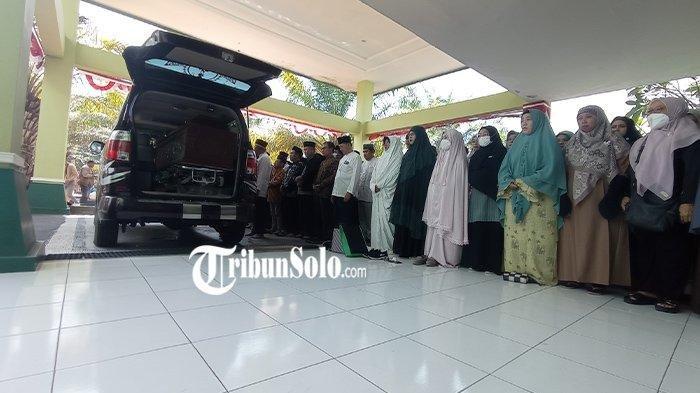 Suasana ketika jenazah dosen UIN Raden Mas Said Solo yang menjadi korban pembunuhan tiba di kampus untuk disemayamkan dan disalatkan, Jumat (25/8/2023).