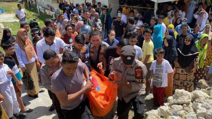 Polisi mengevakuasi jenazah karyawan Indomaret, Lilan Lantu (21) yang tewas bunuh diri di rumahnya di Kelurahan Buliide, Kecamatan Kota Barat, Kota Gorontalo, Senin, 12 Juni 2023.
