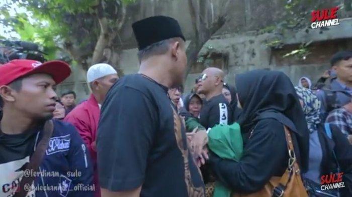 jenazah Lina dikebumikan