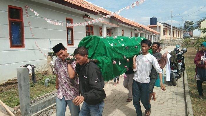 Jenazah Rayya dibawa ke masjid untuk disalatkan, Sabtu (7/9/2019)