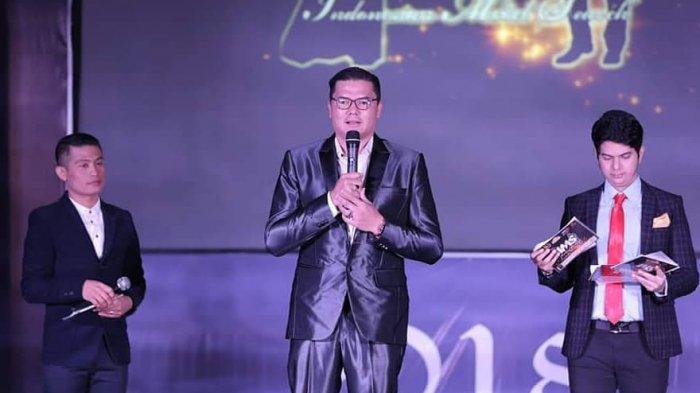 Jerry Lawalata (tengah)