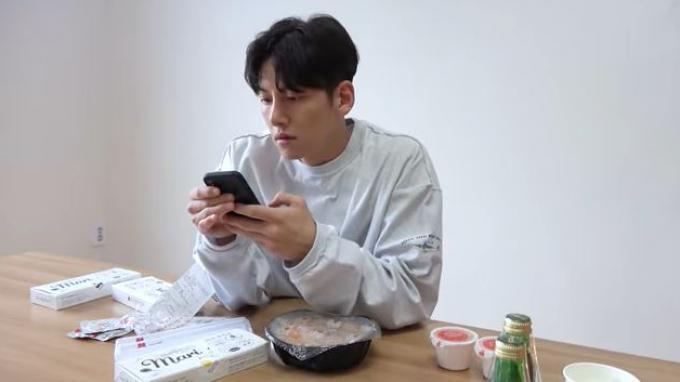 Ji Chang Wook dalam YouTube channelnya