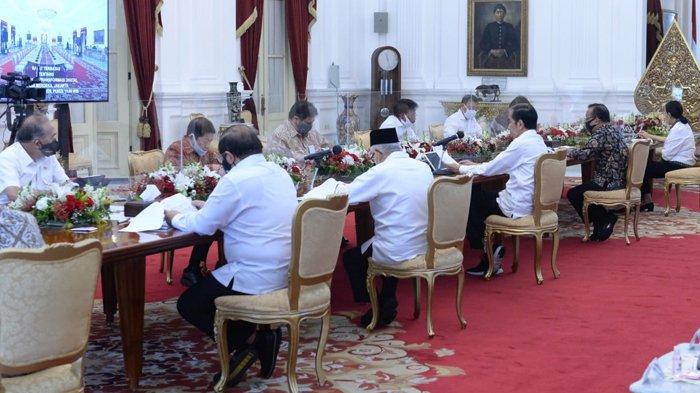 jokowi saat rapat terbatas 4