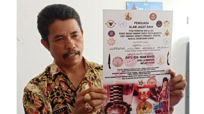 Juanda saat menunjukkan dokumen dari King of The King(HANDOUT)