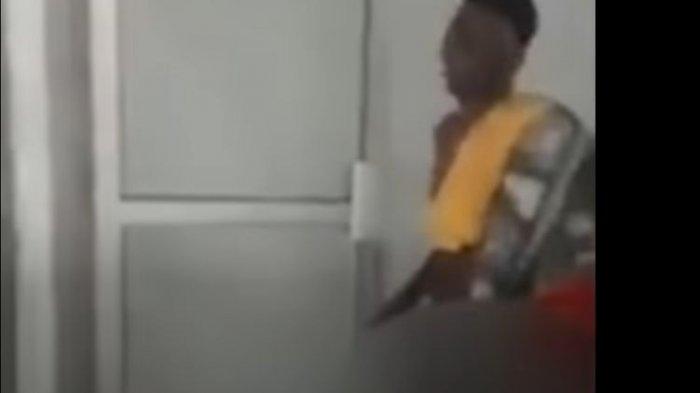 kakek PDP tarik-menarik pintu dengan petugas 2