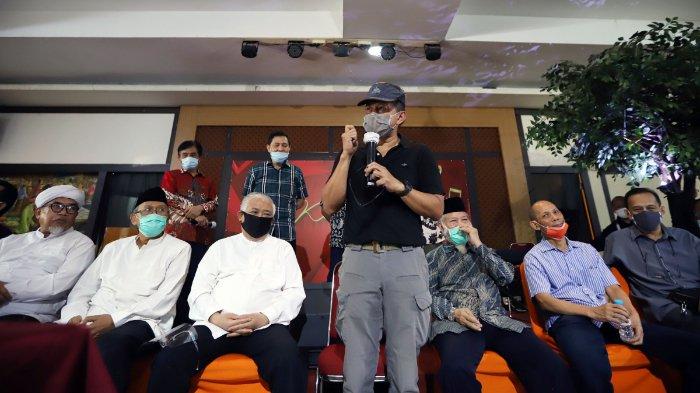 Akademisi Rocky Gerung saat memberikan pernyataan pada acara deklarasi Koalisi Aksi Menyelamatkan Indonesia (KAMI) dikawasan Fatmawati, Jakarta Selatan, Selasa (18/8/2020). Acara tersebut dihadiri para akademisi serta tokoh bangsa seperti Said Didu, Refly Harun, Rocky Gerung, hingga mantan Ketum PP Muhammadiyah Din Syamsuddin. Deklarasi ini diselenggarkan karena pemerintah dianggap belum dapat memenuhi seluruh hak konstitusional masyarakat Yaitu melindungi, mencerdaskan hingga mensejahterakan bangsa Indonesia.