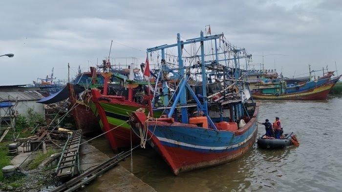 kapal nelayan di muara Sungai Silugonggo Desa Bajomulyo