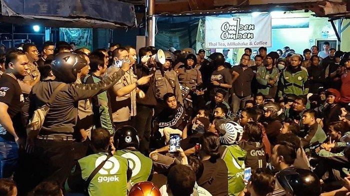 Kapolres Sleman AKBP Rizki Ferdiansyah saat turun langsung menenangkan massa driver ojek online