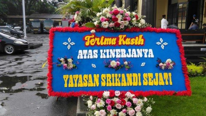 karangan bunga bertenger di beranda Mapolrestabes Bandung 2