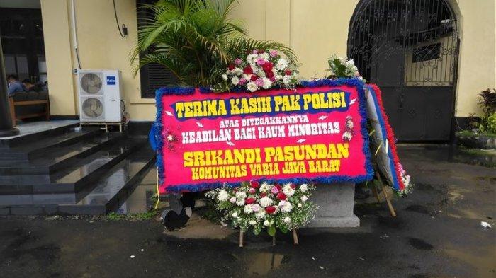 Karangan bunga bertenger di beranda Mapolrestabes Bandung
