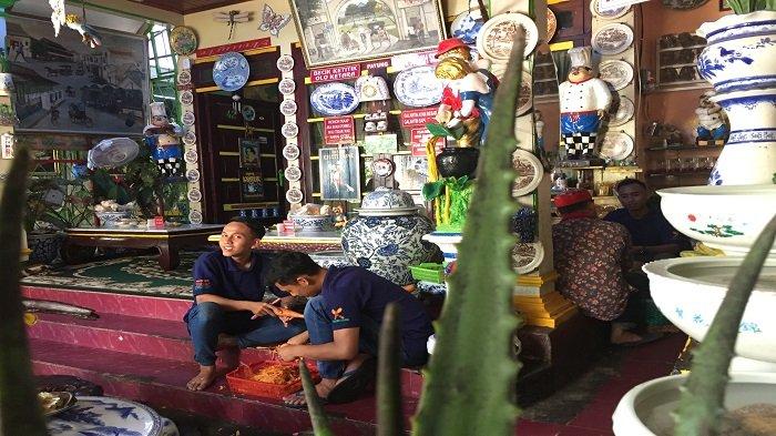 Karyawan di Warung Selat Mbak Lies