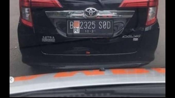 Kendaraan pria plontos yang melakukan pemukulan kepada supir ambulans di kawasan Bintaro,