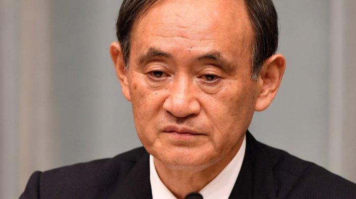 (FILES) Dalam foto file ini diambil pada 3 Agustus 2017, Kepala Sekretaris Kabinet Jepang Yoshihide Suga menyampaikan pidatonya saat konferensi pers di kediaman resmi perdana menteri di Tokyo. Ketika Perdana Menteri Jepang Shinzo Abe mengumumkan rencananya untuk mengundurkan diri karena masalah kesehatan pada 28 Agustus 2020, perhatian tertuju pada siapa yang dapat menggantikan perdana menteri yang paling lama berkuasa di negara itu, tanpa konsensus yang jelas tentang seorang kandidat.