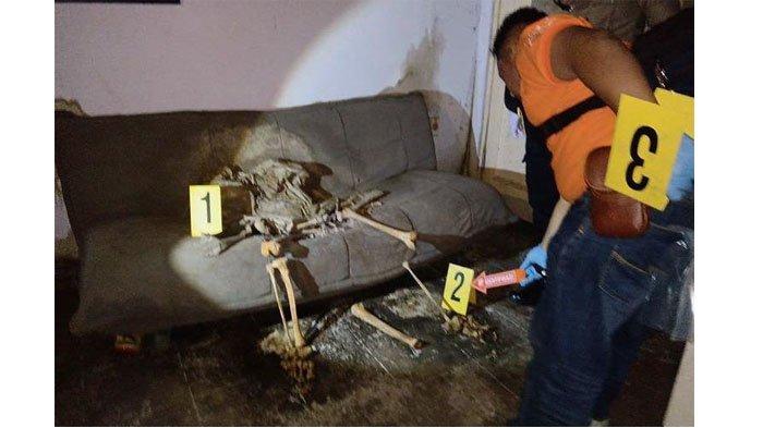Kerangka manusia ditemukan sedang duduk di sofa 1